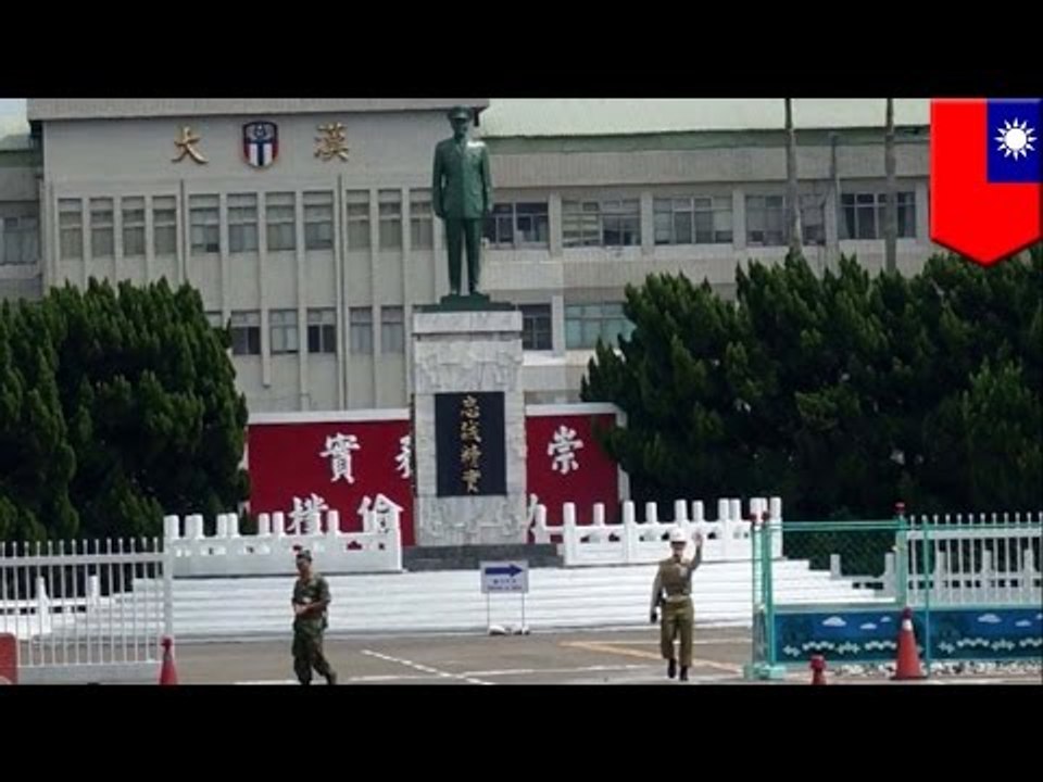 Curioso soldado es sorprendido instalando una cámara escondida en el baño femenino