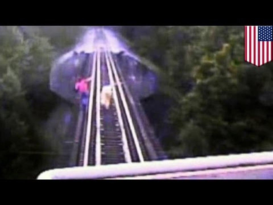 Encuentro cercano con la muerte: Dos mujeres escapan ilesas luego de que un tren les paso por encima