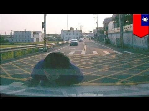 Joven victima de matoneo escolar intenta sin éxito suicidarse al lanzarse a un auto en movimiento