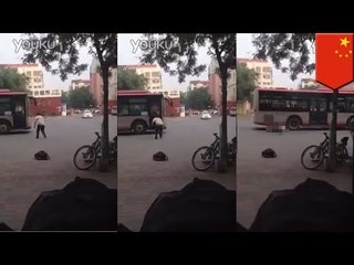 Video de hombre chino que se suicido lanzándose a un bus en movimiento