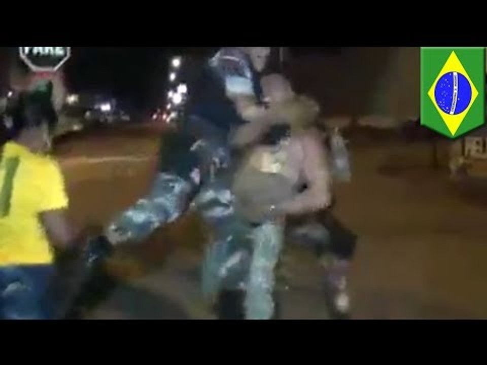 Policía brasileña le da una golpiza a un hombre pasado de copas que les hizo gestos amenazantes