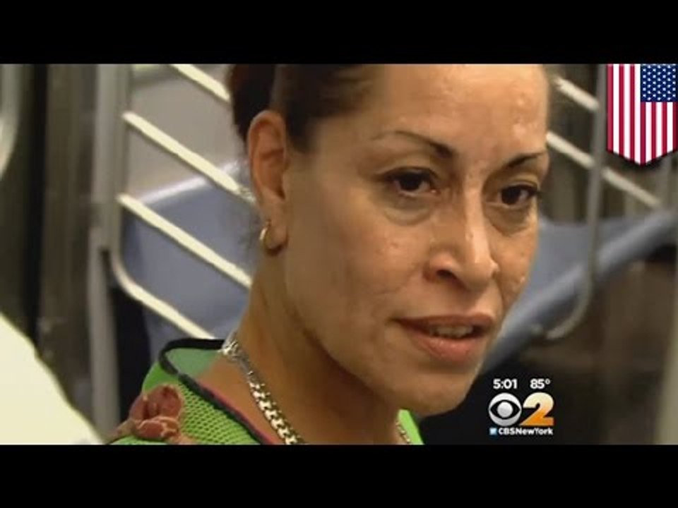 Bebe y su madre rescatadas por buenos samaritanos al caer a las vías del metro de Nueva York