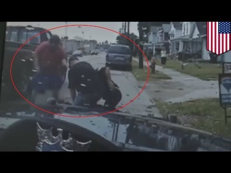 Buenos samaritanos intervienen y ayudan a oficial de policía que esta siendo agredido por un ladrón