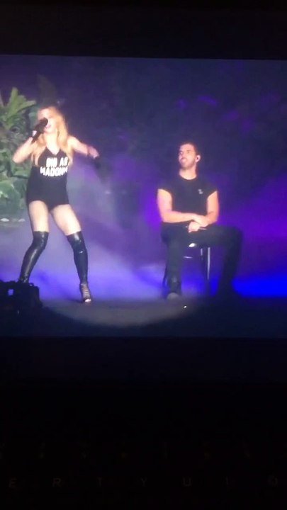 Madonna a Embrassé Drake sur scène en plein Fes...