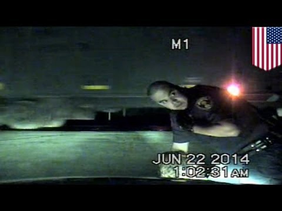 Policía arriesga su vida y salva mujer que estaba en las vías del tren a segundos de ser arrollada