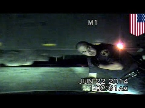 Policía arriesga su vida y salva mujer que estaba en las vías del tren a segundos de ser arrollada