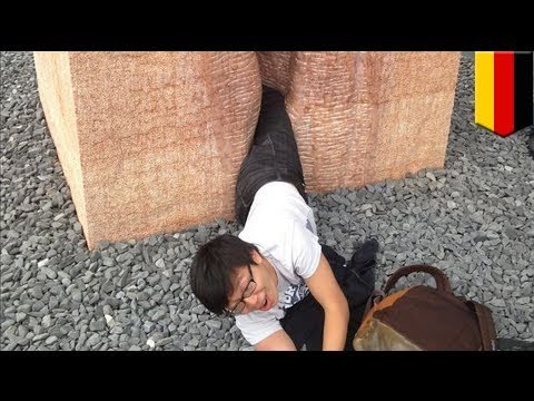Estudiante queda atrapado en una estatua con la forma del órgano reproductor femenino en Alemania