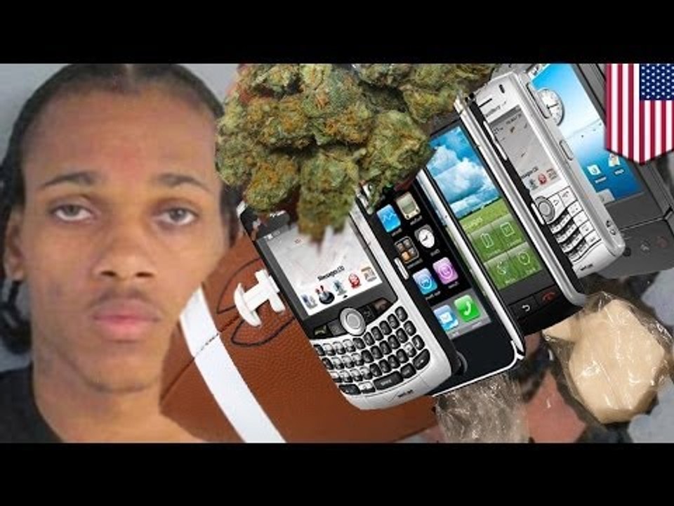 Hombre lanza balón de futbol americano con contrabando a una prisión, se quedo corto y es arrestado