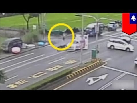 Increíble accidente: Motociclista atropellado sale volando y hace hoyo en uno en piscina inflable