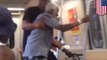 Anciano con caminador es arrojado de un vagón del metro de Atlanta por una discusión con un sujeto