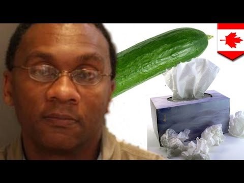 Masturbación publica con toque vegetariano, hombre sorprendido usando pepino como elemento de placer