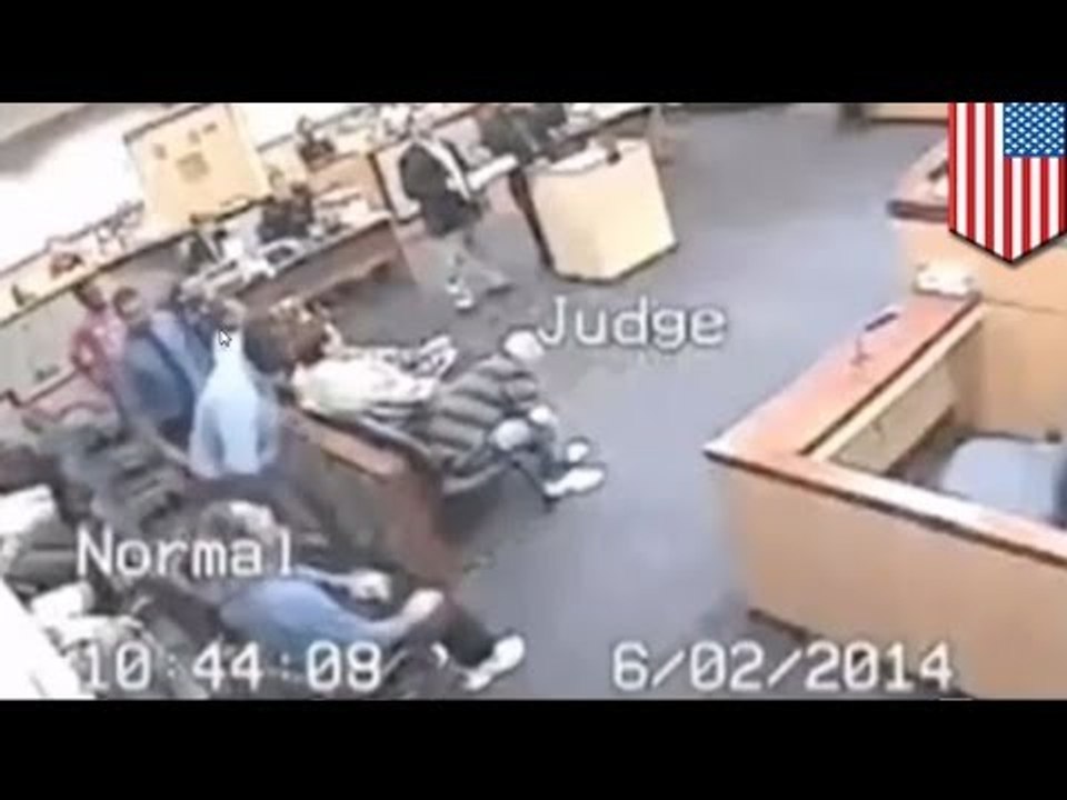 Juez se enfrenta verbalmente con abogado en una corte, pierde la paciencia y terminan a los golpes