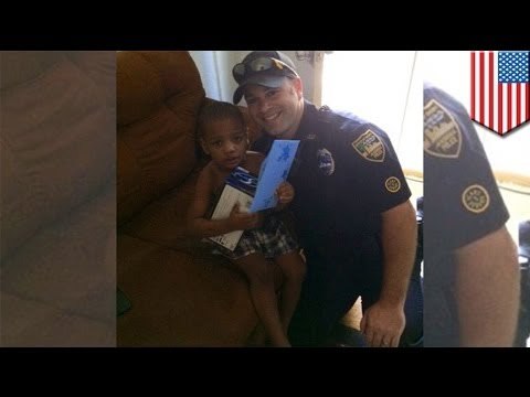 Oficial de policía en Jacksonville reemplaza regalos que fueron robados a un niño en su cumpleaños
