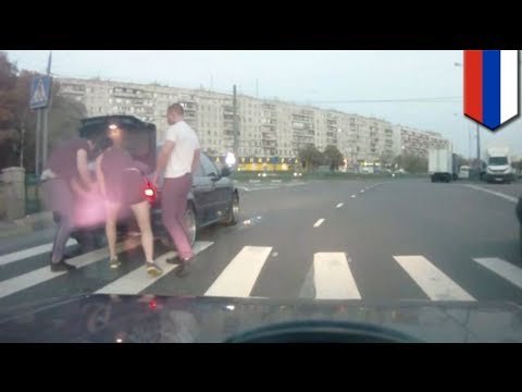 Video muestra a peatón siendo lanzado al interior de un baúl por sujetos que casi lo atropellan