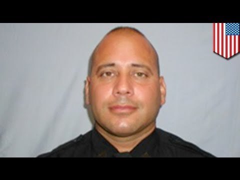 Oficial de policía filmado mientras le jala el cuello al ganso en un Starbucks en New Jersey