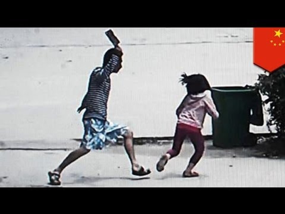 Video muestra a hombre atacar niños en una escuela en China con un cuchillo de carnicero