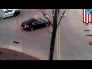 Hombre desnudo ingresa a un auto por el techo corredizo y ataca a su conductora