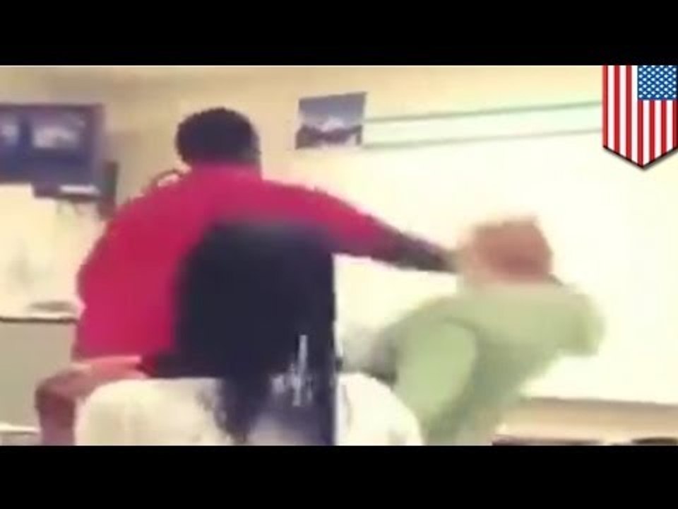 Estudiante golpea y lanza al suelo a su maestra de 66 años por confiscar su celular en clase