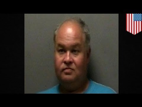 Hombre borracho sorprendido intentando tener relaciones sexuales con un cajero automático