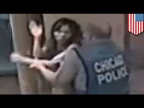 Mujer demanda a la policía de Chicago luego de ser maltratada por policías en una redada
