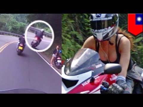 Hombre distraído se estrella por mirar a linda mujer al lado del camino