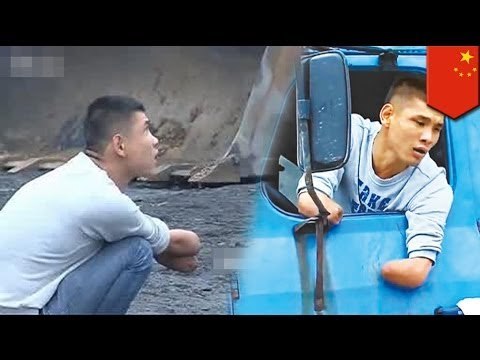 Insólito: Hombre sin brazos es sorprendido manejando un camión