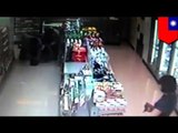 Mujer continua comprando mientras policia lucha con sospechoso