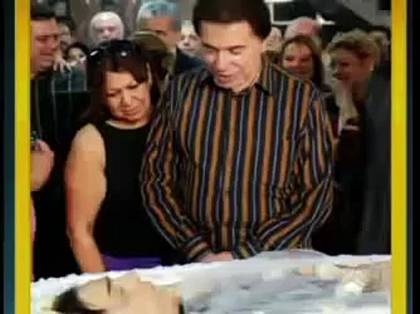 Homem Filma Com Caneta Espiã Enterro de Lombardi