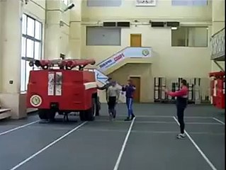 Ces 2 hommes sont les Pompiers les plus RAPIDE du monde ! Impressionnant !