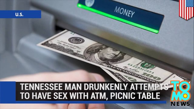 رجل سكران يحاول مضاجعة صراف آلي وطاولة طعام