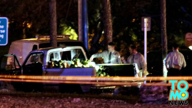 الشرطة تقتل رجلاً يحمل منجلاً