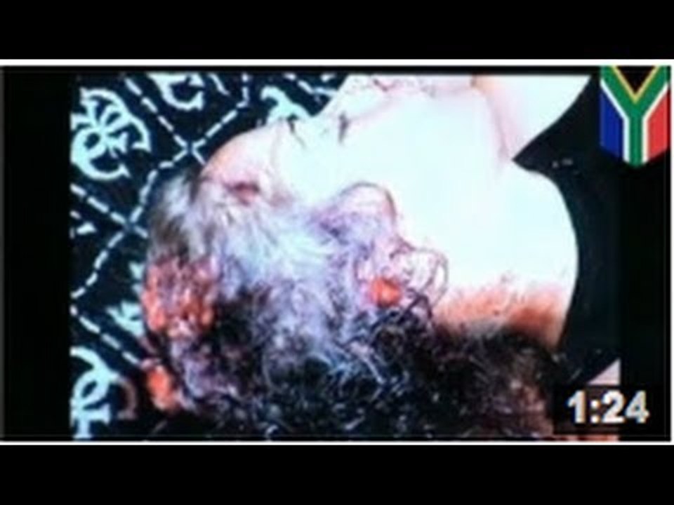 Oscar Pistorius pleurniche et ne veut pas regarder les photos de son ex morte!