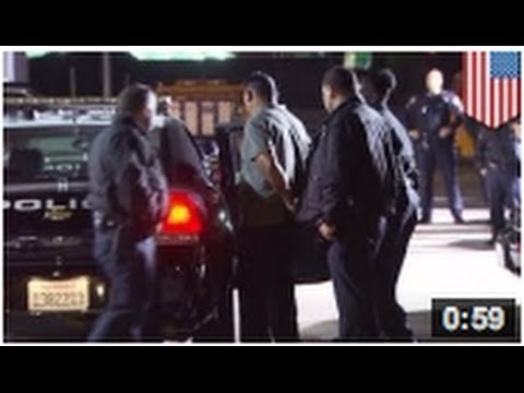 Voleurs de bagages à l'aéroport. Pris la main dans le sac!