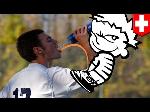 Swiss soccer fans, inihian ang water bottle ng goalkeeper na si Reto Felder!