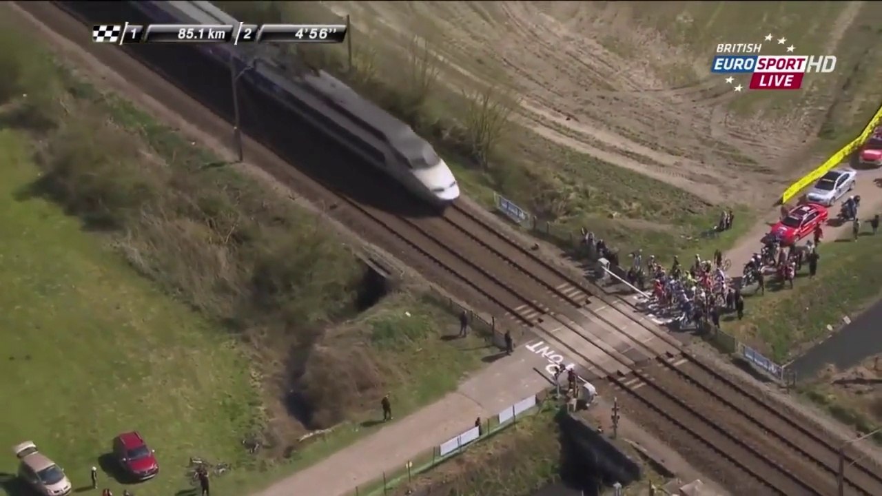 Train interferes with Paris - Roubaix 2015 HD