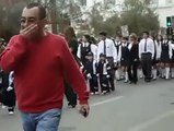 Niño causa furor al manifestarse por la educación en pleno desfile (Vía El Diario de Antofagasta)