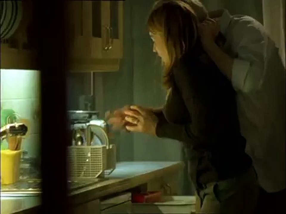 Un homme qui maltraite sa femme, apprend la violence à ses e