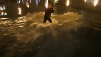 Kanye West assailli par des fans alors qu'il saute dans un lac en plein concert