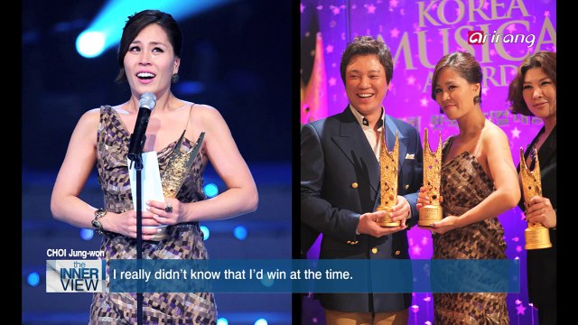 Living a fabulous life that is reminiscent of a musical 뮤지컬을 연상시키는 멋있는 삶을 사는 그녀