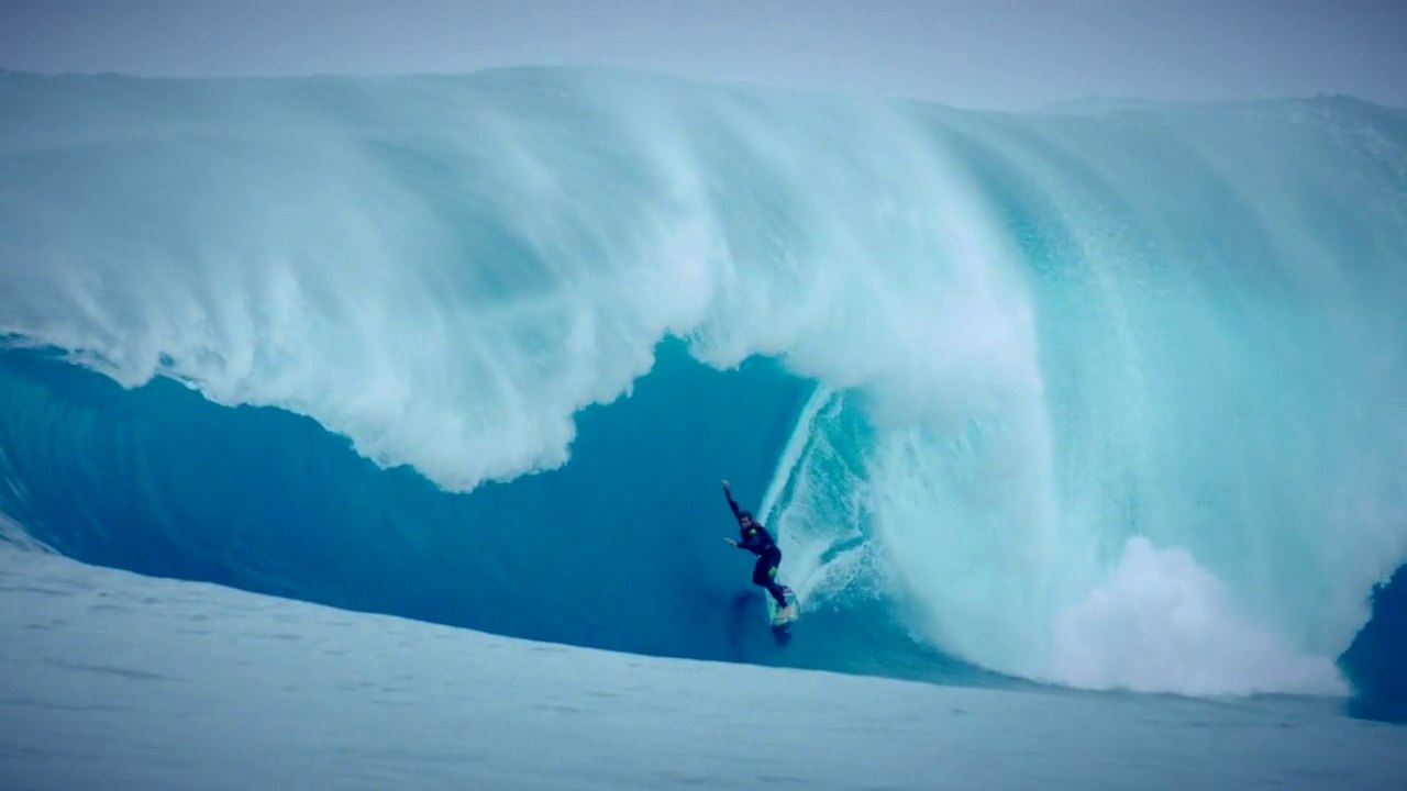 Ils surfent les vagues les plus dangereuses du monde : The Right - court métrage magnifique!