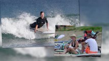 Rosamund Pike surfea en las olas de Hawái