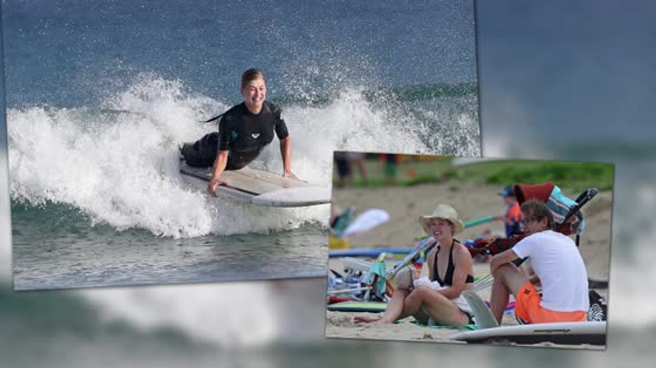 Rosamund Pike surft auf Hawaii