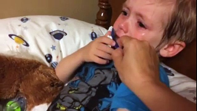 Le jeune Zeke en pleurs parce que Hillary Clinton s'est présentée