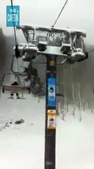 un arbre gigantesque s'effondre sur un télésiège, attention les dégâts