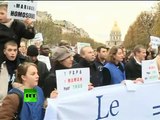 Католики побили FEMEN в Париже / Femen activists beaten up in Paris