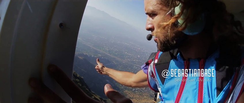 Wingsuit Precision Flight - il se jete dans le vide depuis un hélicoptère