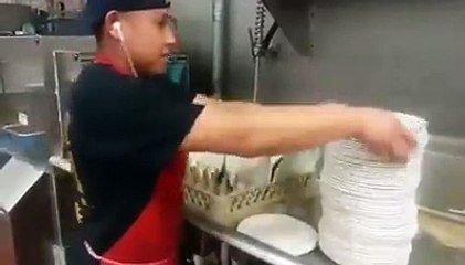 İşinin Ehli Bulaşıkçı....