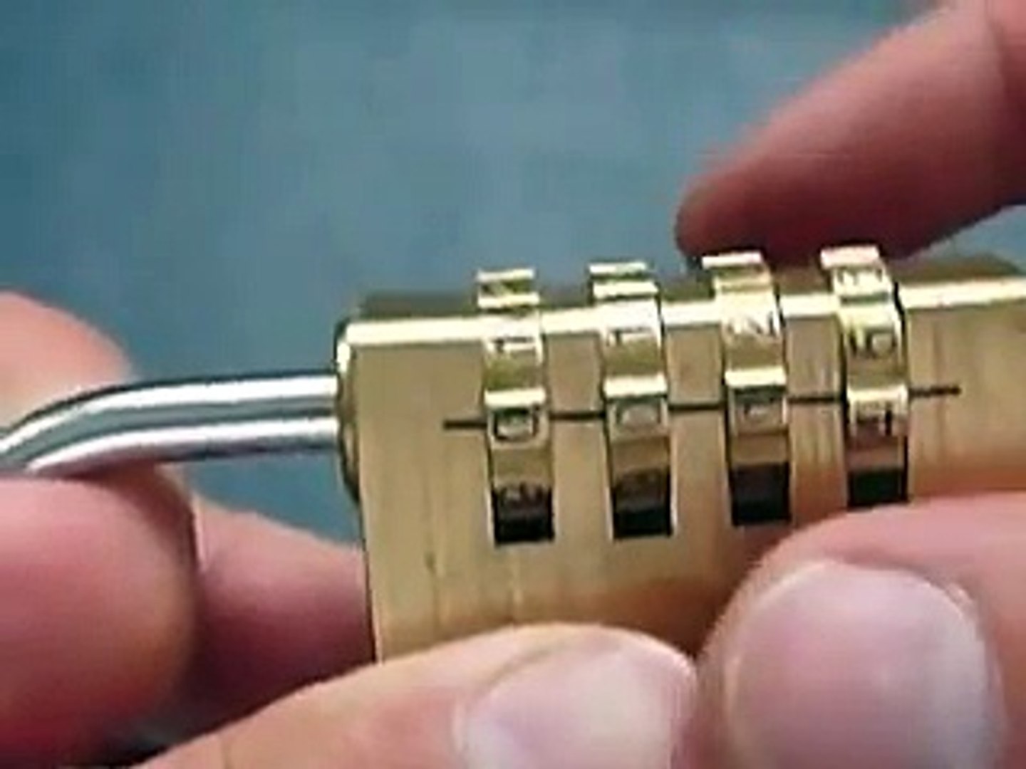 Ouvrir un cadenas à code sans en avoir le code ^^ Open a padlock with code  without the code - video Dailymotion