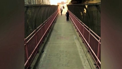 Un skateur déguisé en Taco se mange une voiture en plein New-York