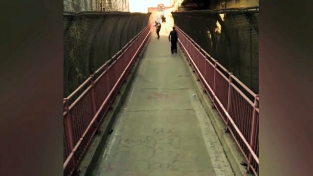 Un skateur déguisé en Taco se mange une voiture en plein New-York